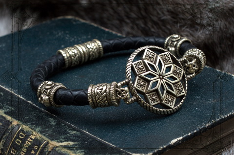 Женский кожаный браслет с Алатырем и черепными бусами из бронзы