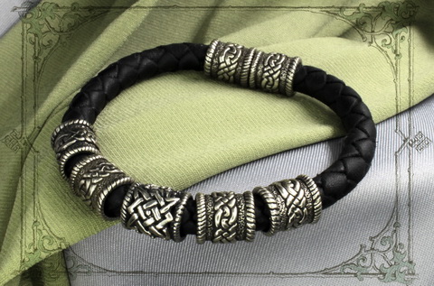 Кожаный браслет шнур с кельтскими шармами и символом "Квадрат Сварога"