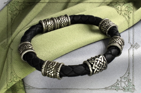 Мужской кожаный браслет черный с кельтскими шармами и символом "Квадрат Сварога"
