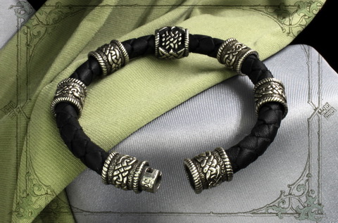Кожаный браслет черный с кельтскими и славянскими серебряными бусами"