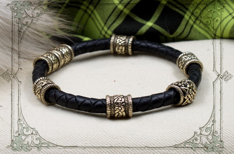 Плетеный кожаный браслет шнур с бронзовыми бусинами Сварога и кельтскими шармами