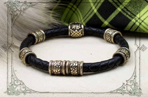Плетеный кожаный браслет шнур с бронзовыми бусинами Сварога и кельтскими шармами