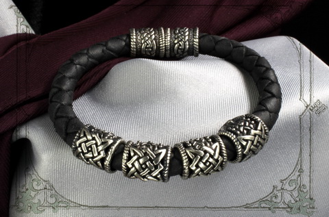 черный кожаный браслет плетеный с серебряными бусами