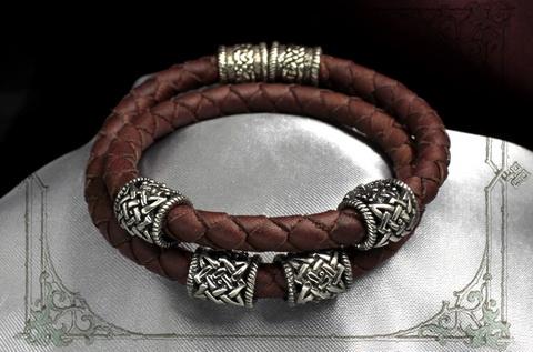 Кожаный плетеный браслет коричневый с серебряными славянскими бусинами Звезда Руи