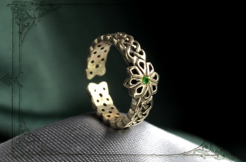 Женское золотое кольцо с зеленым камнем фианитом в звезде Алатырь