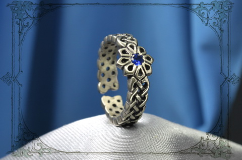 Женское кольцо Алатырь с сиим камнем фианитом