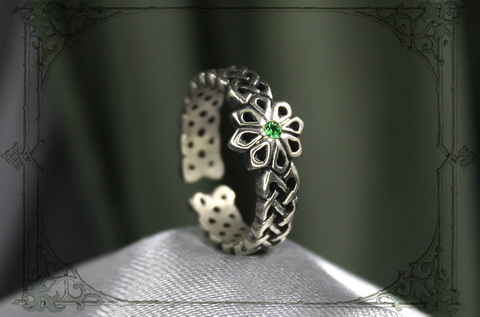 женское славянское кольцо Алатырь с зеленым камнем