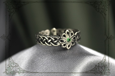 женское тонкое кольцо с зеленым камнем и славянским символом Алатырь