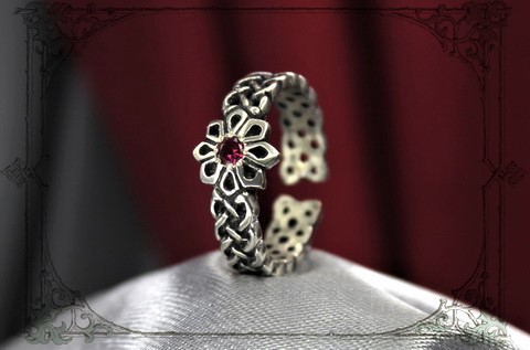 Серебряное женское кольцо Алатырь с красным камнем