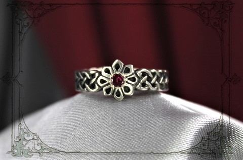 Кольцо алатырь женское украшение с красным камнем