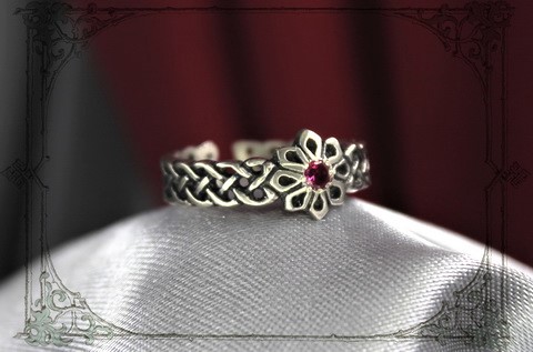 Купить обережное кольцо Алатырь | женское кольцо с красным камнем фианитом