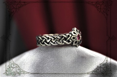 Женское кольцо славянский оберег Алатырь с коасным камнем