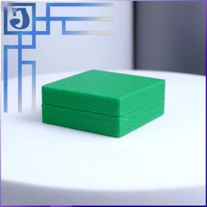 зеленая ювелирная коробка 35-35-15 мм.