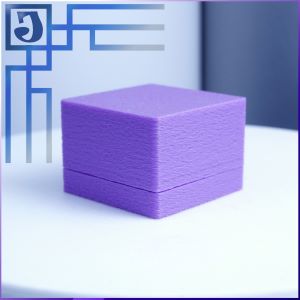 Фиолетовый подарочный футляр размером 35x35x26 мм для ювелирных изделий, изысканный дизайн, компактная и стильная упаковка