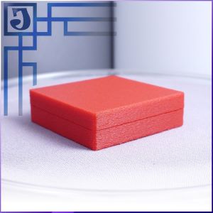 Красная подарочная коробка из пластика 50х50х15 мм.
