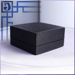 черная пластиковая коробка 50х50х25 мм.