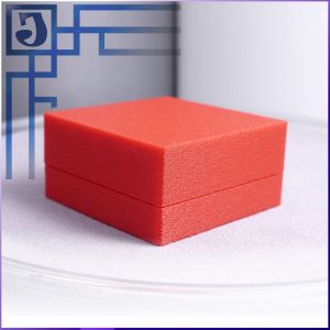 красная пластиковая коробка для украшений 50х50х25 мм.