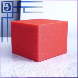 Красная пластиковая коробка для сувениров и украшений 50х50х40 мм.