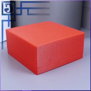 Красная коробка для женских браслетов и часов 75х75х35 мм.