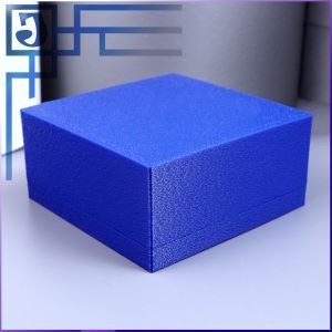 синяя пластиковая коробка для браслетов 70х70х35 мм